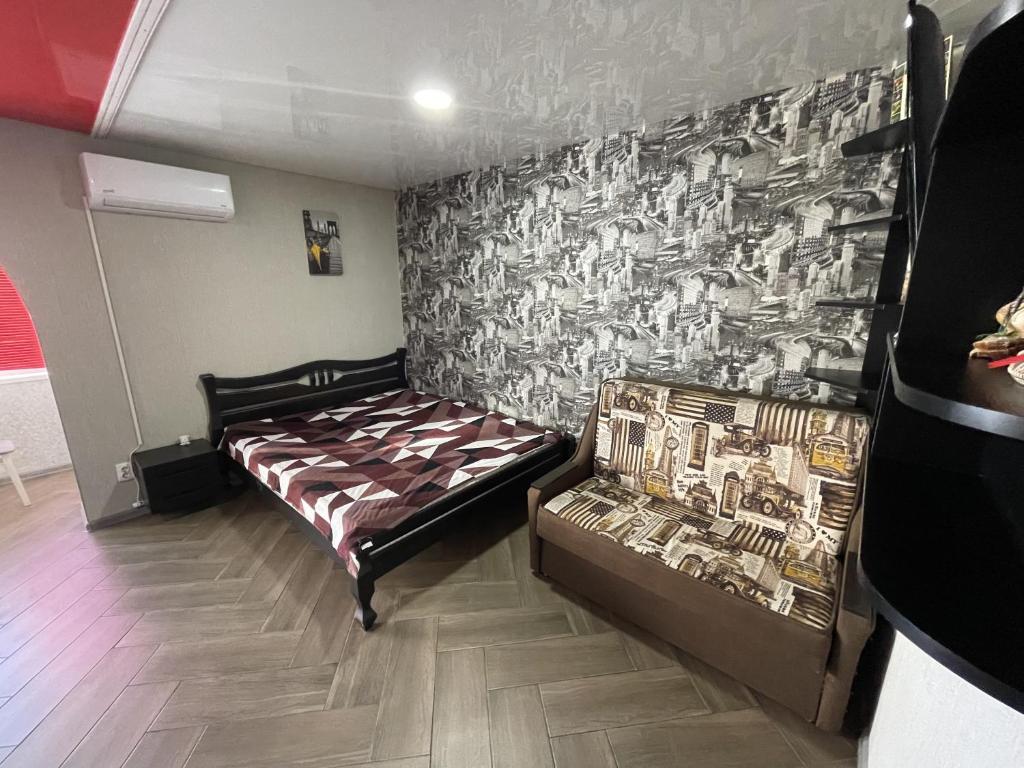 文尼察Studio apartment on Vatutina的一间卧室配有一张床和壁画墙