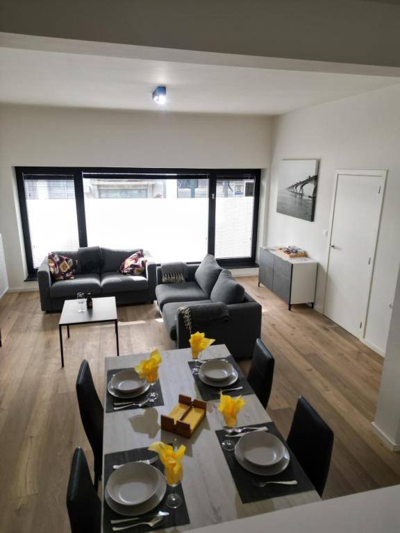 奥斯坦德Laurina's Cove的客厅配有桌子和沙发