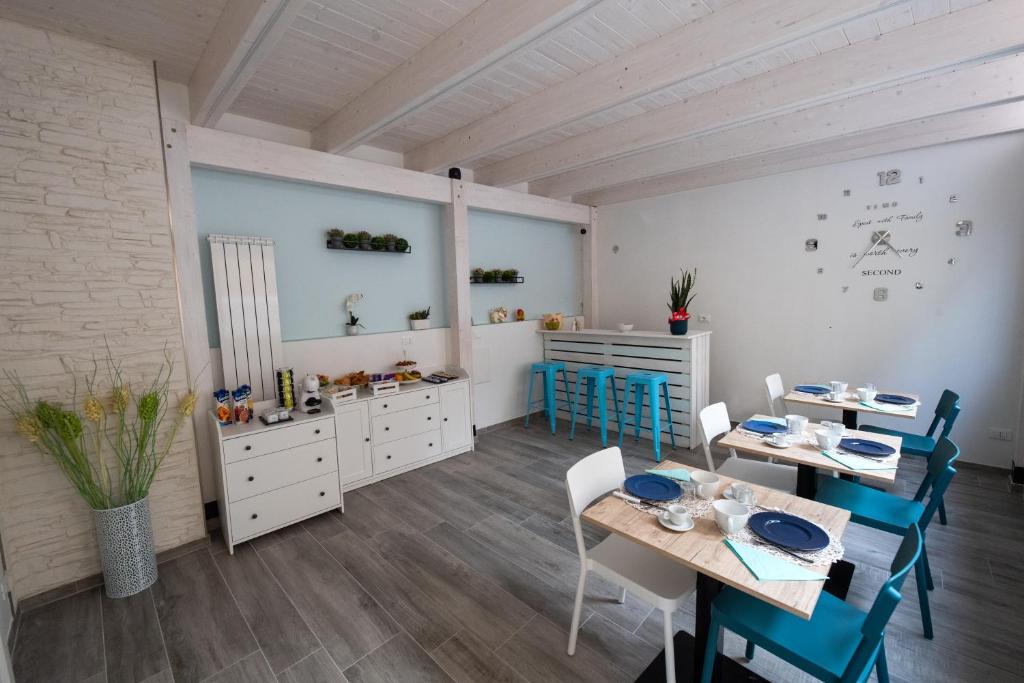 奥托纳DOMORA BEDROOMS的厨房以及带桌椅的用餐室。