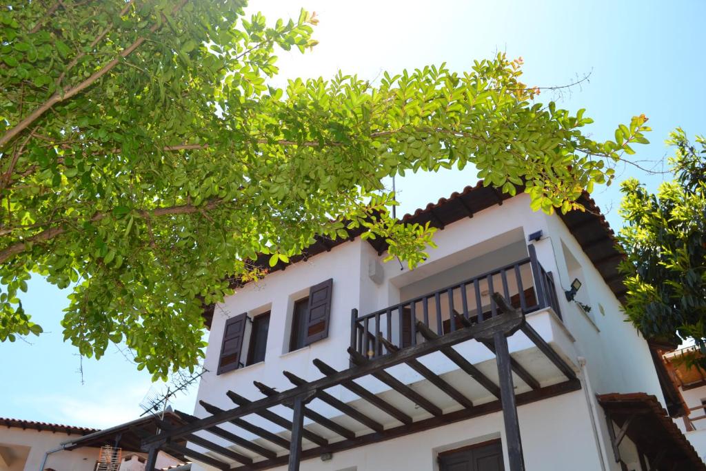 阿吉奥斯伊欧尼斯Aegean View House的白色的房子,设有黑色阳台