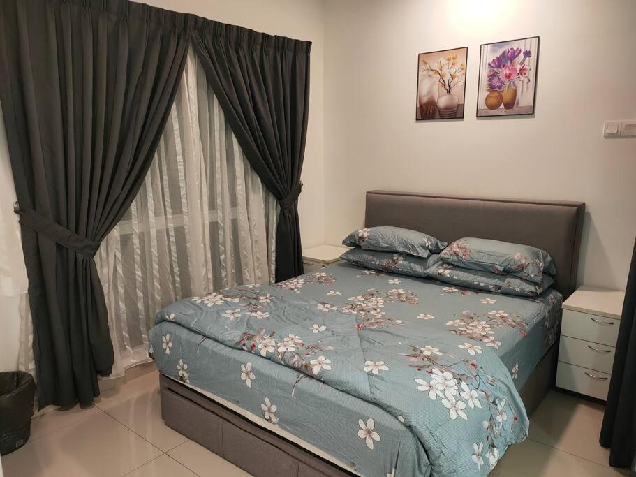 史里肯邦安MyHome S1 At Seri Kembangan With A View的一间卧室配有一张带蓝色棉被的床和窗户。