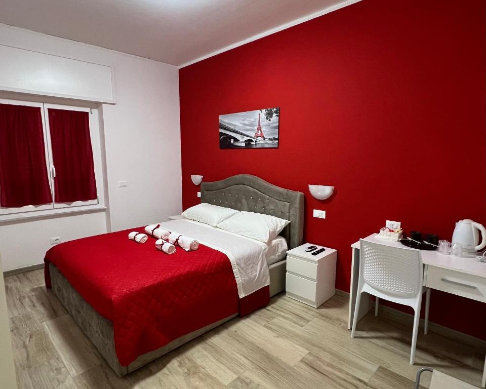 斯培西亚Alì Babà Rooms的红色的卧室,配有一张红色墙壁的床