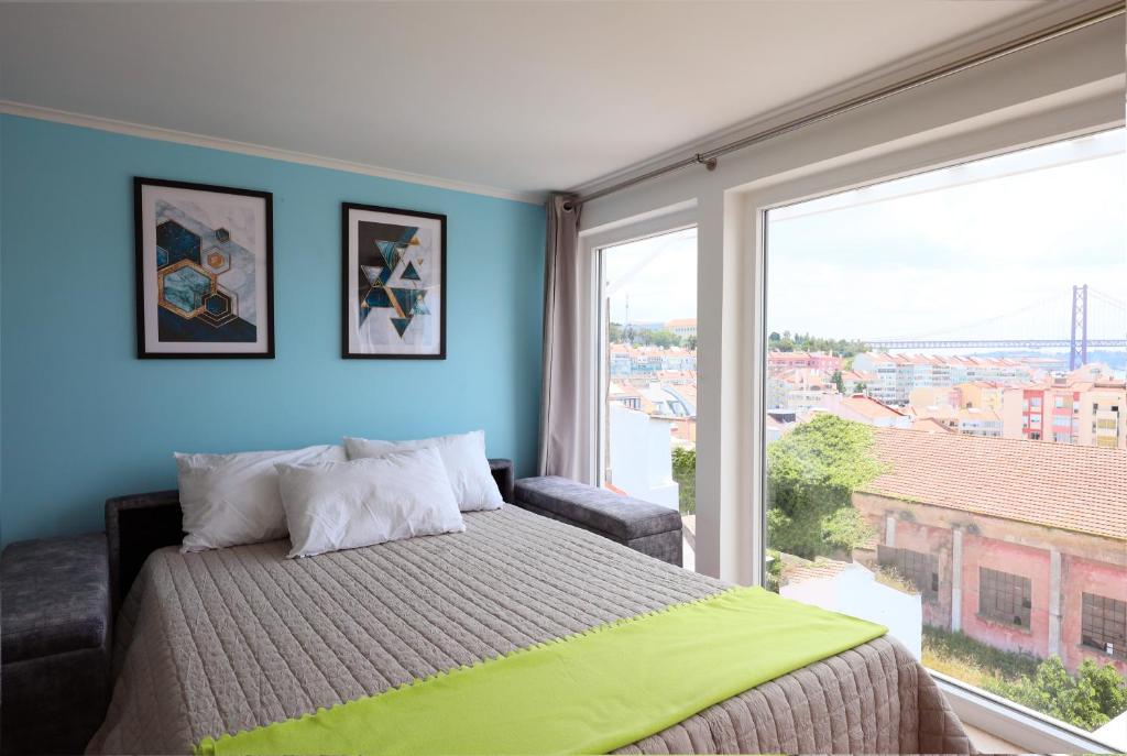 里斯本Apartment Ajuda Tagus River View的一间卧室设有一张床和一个大窗户