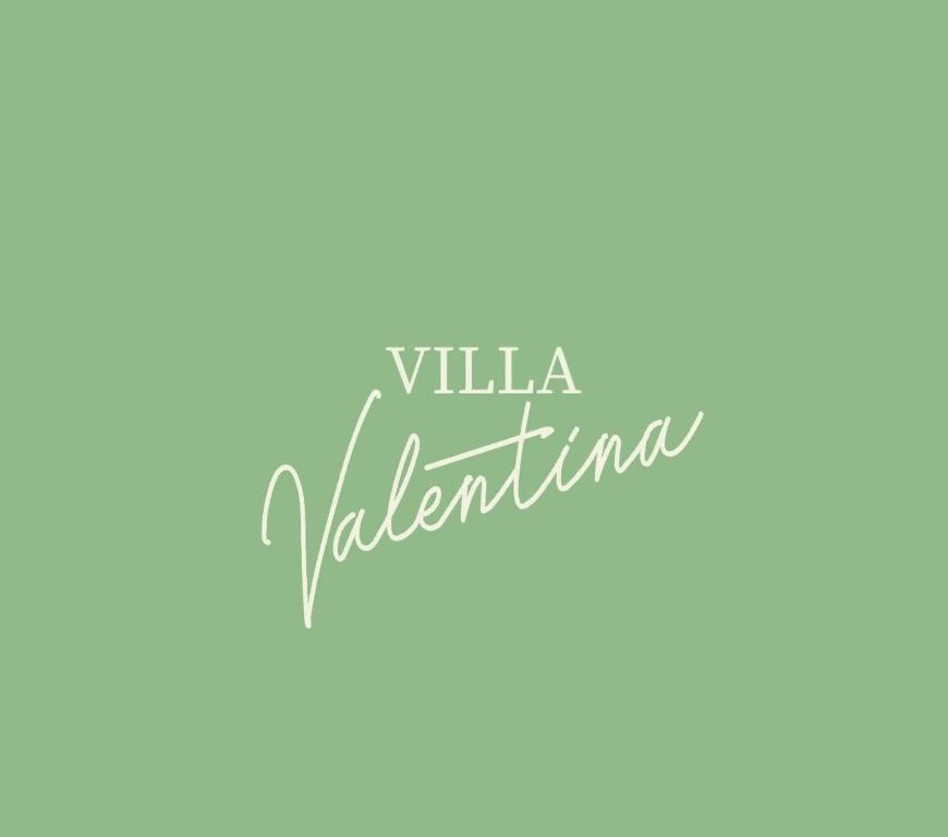 LemlandVilla Valentina的瓦伦蒂娜别墅,以粉红色和蓝色为背景