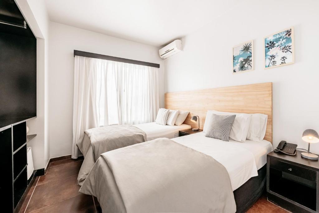 布宜诺斯艾利斯5411 索豪酒店的酒店客房设有两张床和电视。