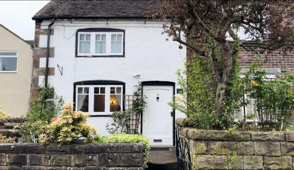 CheddletonChapter Cottage, Cheddleton Nr Alton Towers, Peak District, Foxfield Barns的白色的房子,有白色的门