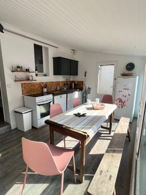 安德诺莱斯贝恩La maison du Mauret的一间厨房,内设一张桌子和粉红色的椅子