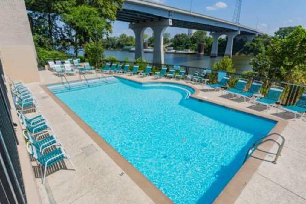 纳什维尔Captain's Quarters Riverfront #1的一座带椅子和桥梁的大型游泳池