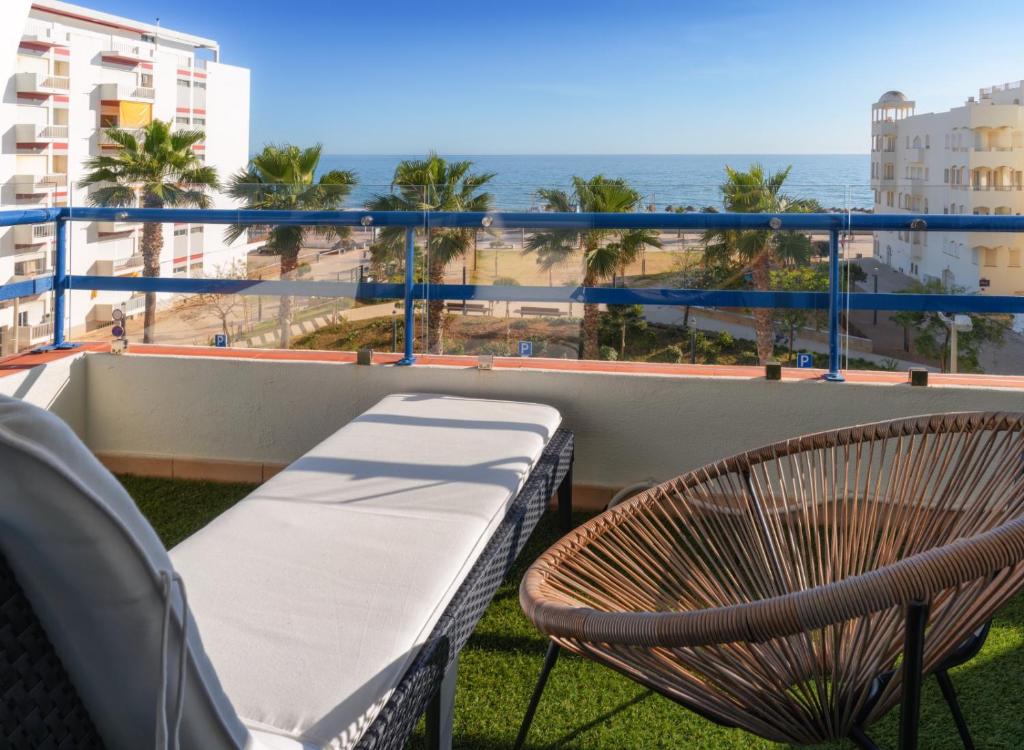 奎特里拉Apartamento Deluxe AM的阳台设有长凳,享有海景。