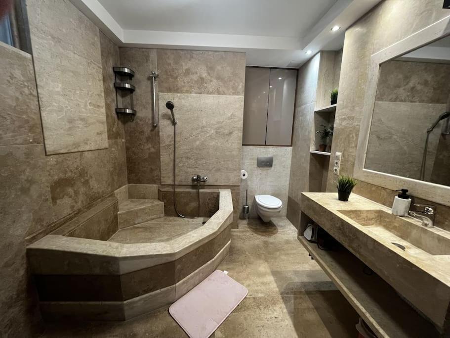 布达佩斯Sunny/stylish rooftop home/private balcony shared jacuzzi的带浴缸、卫生间和盥洗盆的浴室
