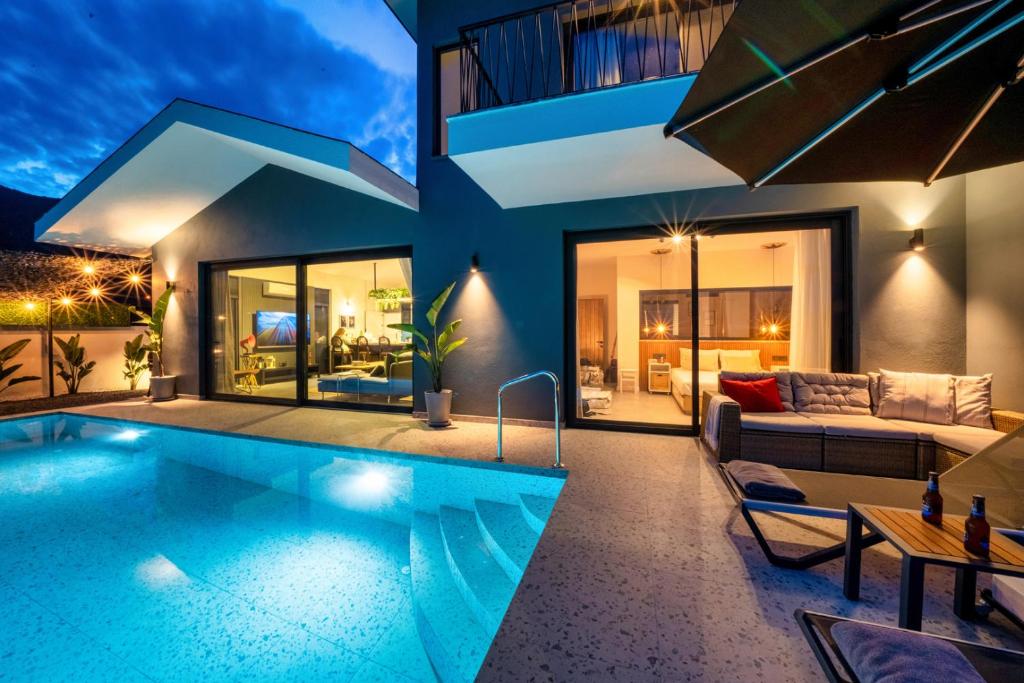 戈西克Villa Oxy Private Pools & Seaview & Heated Indoor Pool的一座带游泳池和客厅的房子