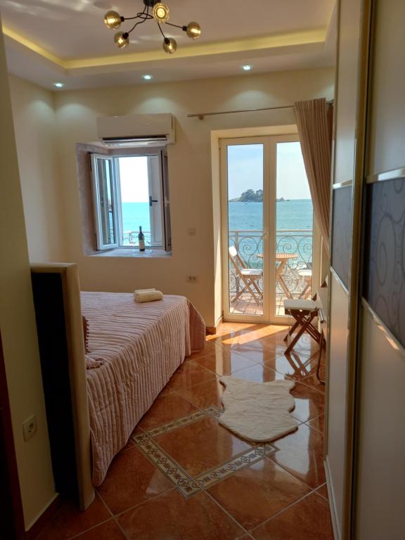 佩特罗瓦纳莫鲁Beach House的一间卧室配有一张床,享有海景
