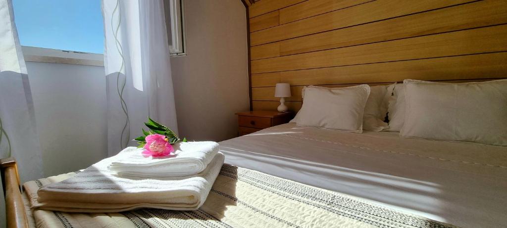 默克斯卡BaLoRo apartment的一间卧室配有一张带木制床头板的床
