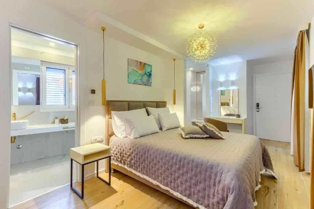 斯普利特Irini Luxury Rooms的一间带大床的卧室和一间浴室