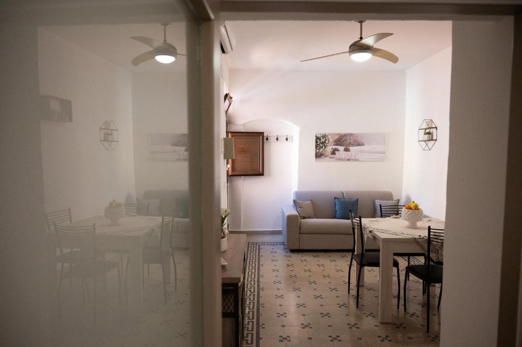 夏卡Giulietta Normanna的客厅配有沙发和桌子