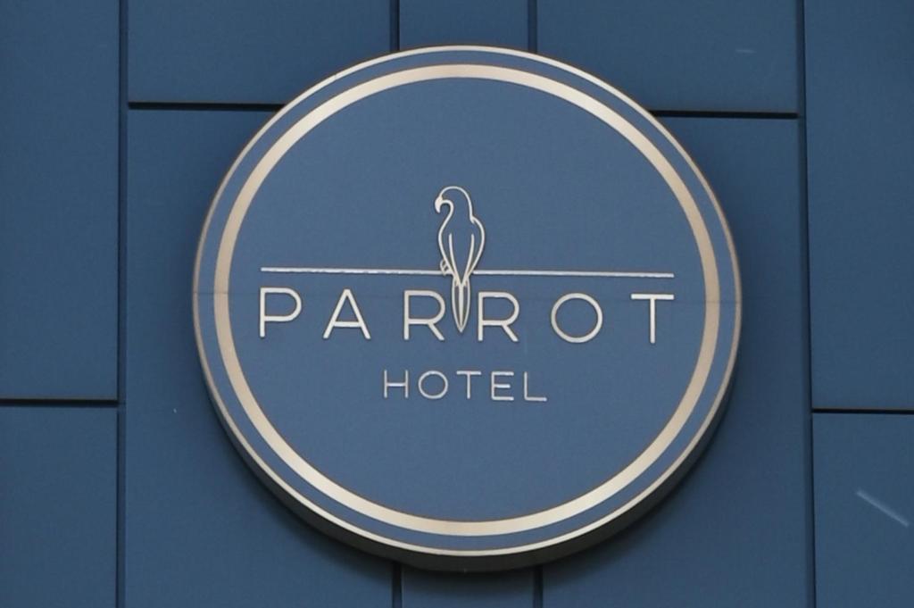拉辛Hotel Parrot的建筑上鹦鹉酒店标志