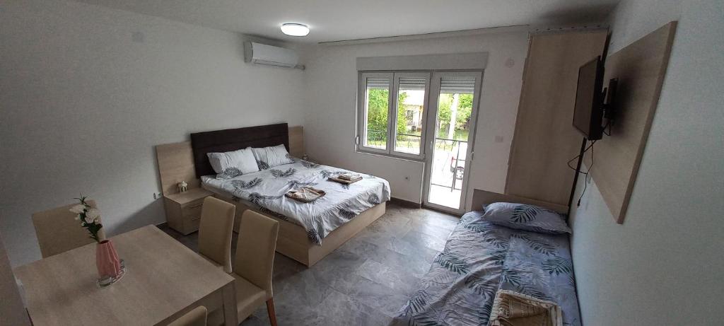 索科矿泉村Vista Soko Banja的一间小卧室,配有床和窗户