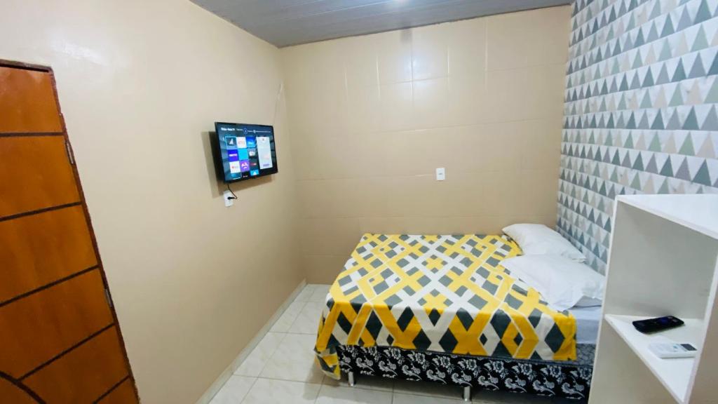 马瑙斯Apartamento 3 Aconchegante São Jorge的小房间设有床铺和电视