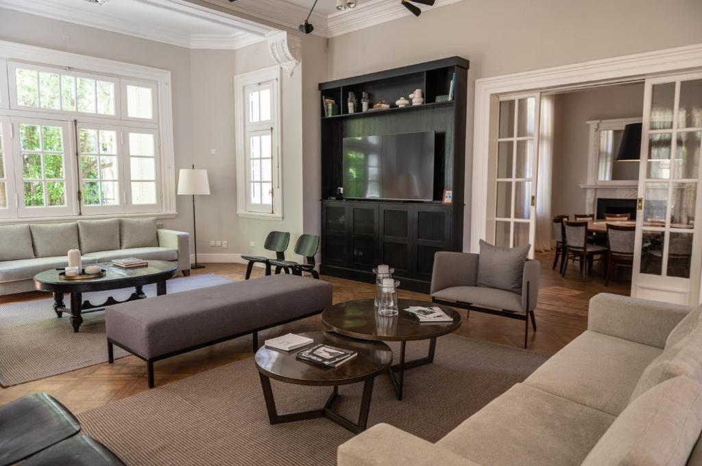 蒂格雷Casa Villa Julia的客厅配有沙发和桌子