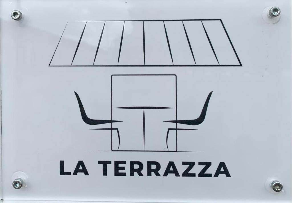 圣焦万尼瓦尔达尔诺La Terrazza的餐厅的标志,带椅子的画