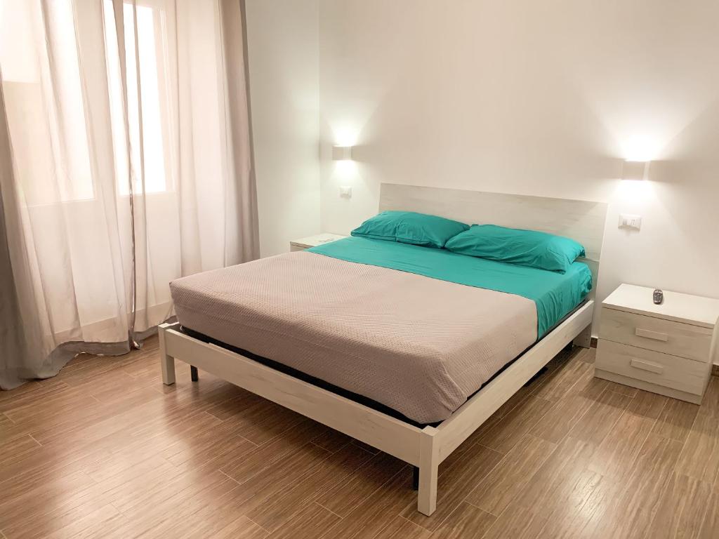 伊斯基亚R Home的一间卧室配有一张带蓝色枕头的床。