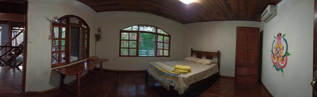 PachaMama Bio客房内的一张或多张床位