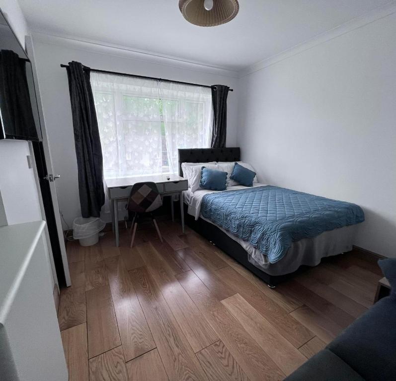 霍利N 25的一间卧室配有一张床、一张书桌和一个窗户。