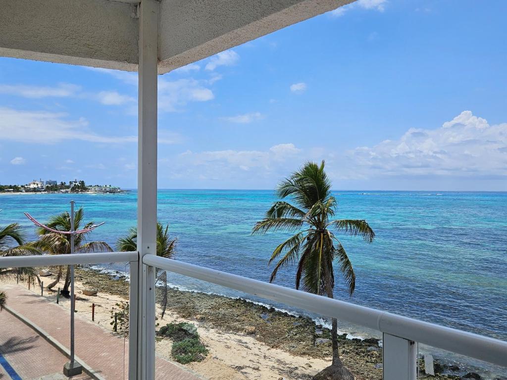 圣安德烈斯加勒比海岛皮索2号酒店的阳台享有海景。