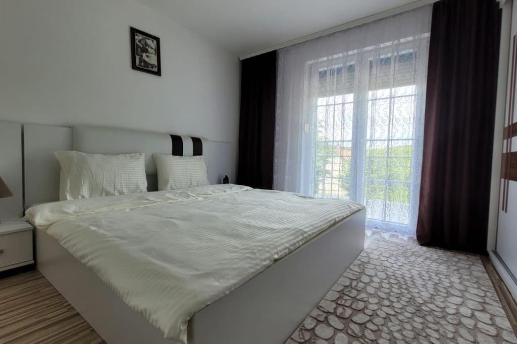 乌罗舍瓦茨Amazing Villa with pool nearby Shtime - Ferizaj的卧室设有一张白色大床和一扇窗户。