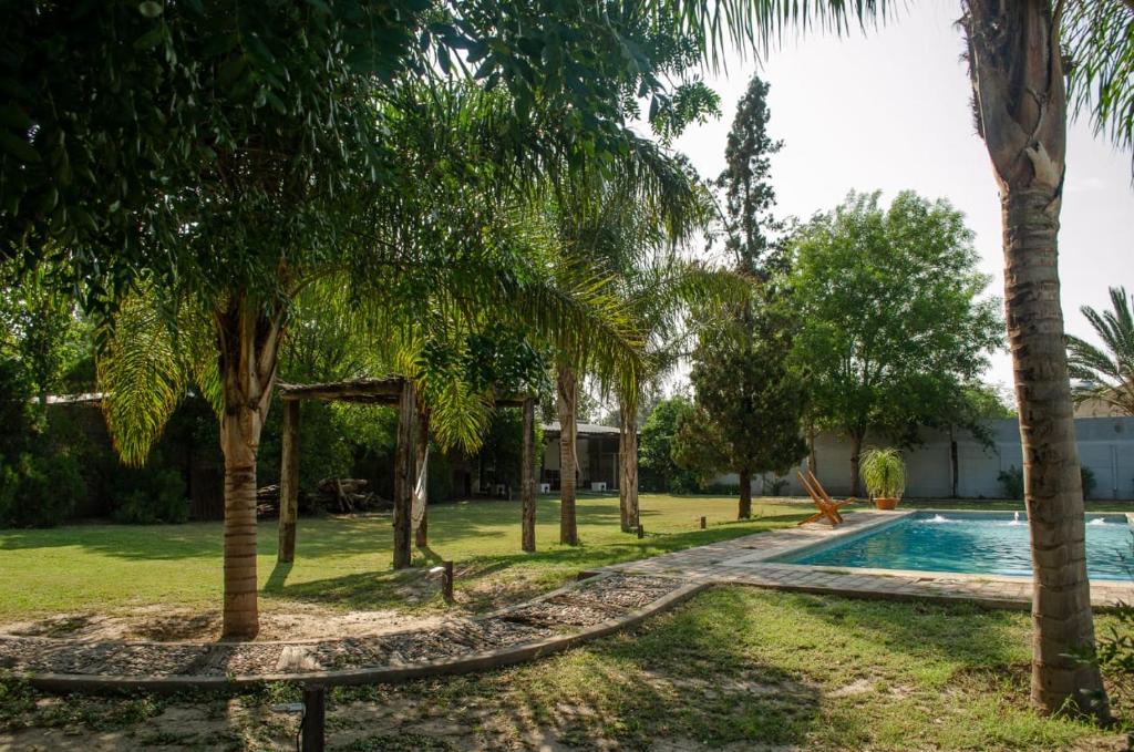 拉班达Complejo Mis Pumitas的一个带游泳池和棕榈树的度假村