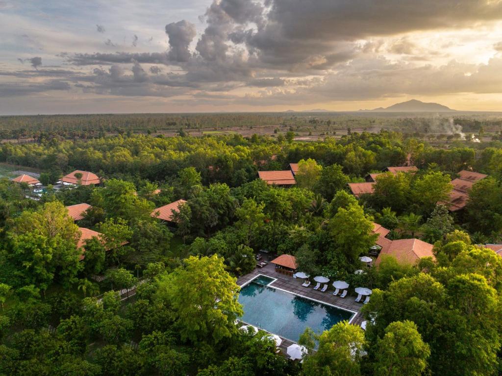 Kampong ChhnangFarmhouse Resort & Spa的享有带游泳池的房屋的空中景致
