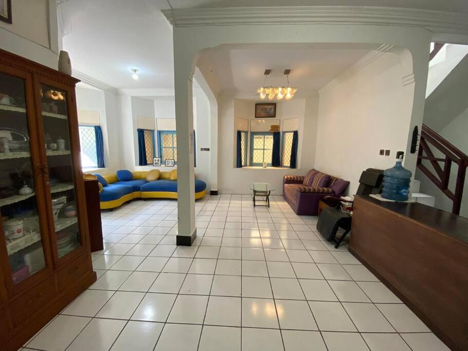 SentoolSinggah Macanan的带沙发的大客厅和客厅