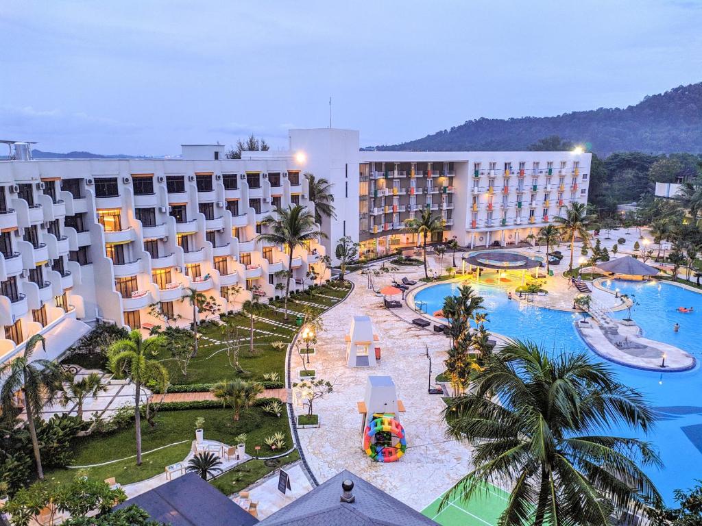 瑟古邦巴淡岛海滨哈里斯度假村的享有带游泳池的度假村的空中景致