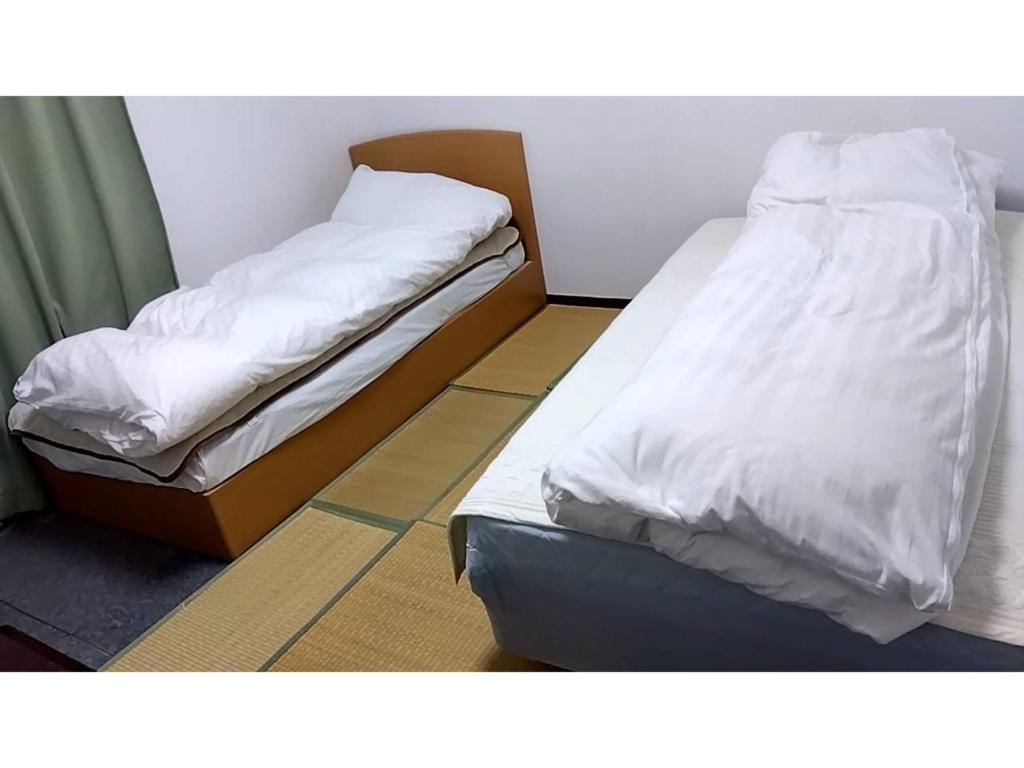 京都Kyoto - Hotel / Vacation STAY 36511的两张睡床彼此相邻,位于一个房间里