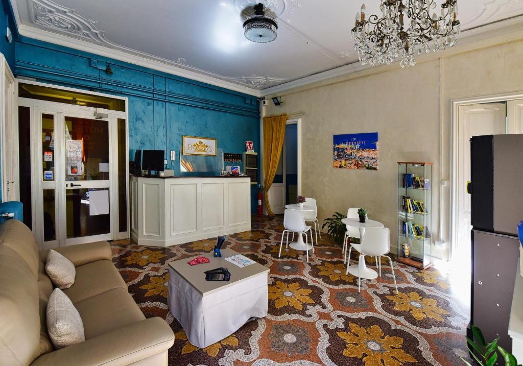 热那亚叙伊斯酒店的客厅配有沙发和桌椅