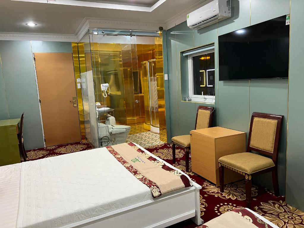 Tây Ninh那克酒店的客房设有一张床和一间带淋浴的浴室。