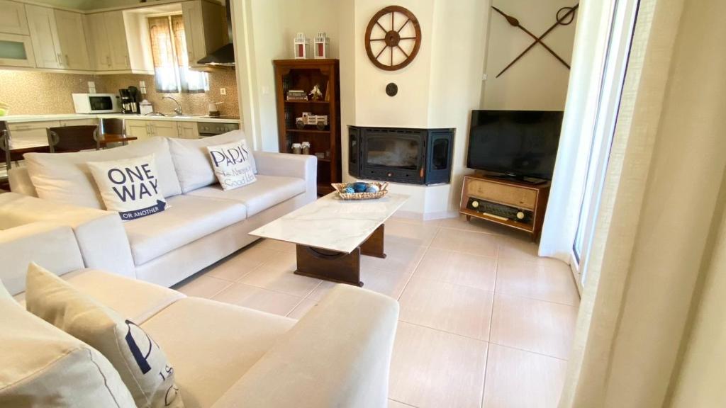KondárainaLimnia Residence的客厅配有白色沙发和电视
