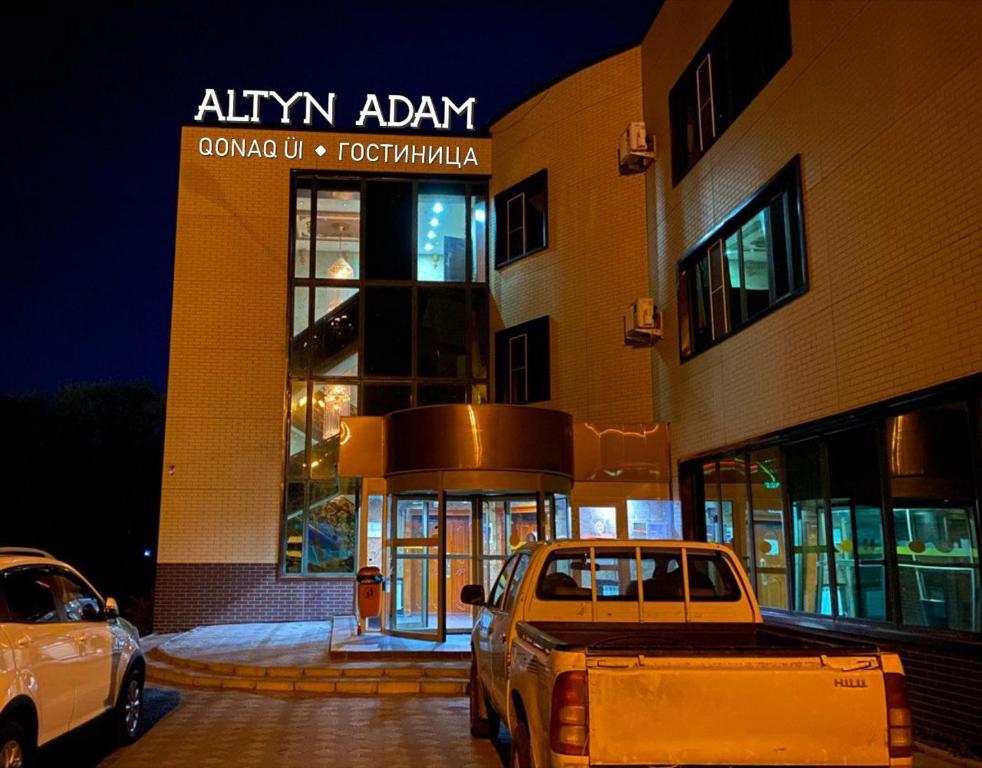 彼得罗巴甫洛夫斯克Altyn Adam Hotel的一辆夜间停在大楼前的卡车