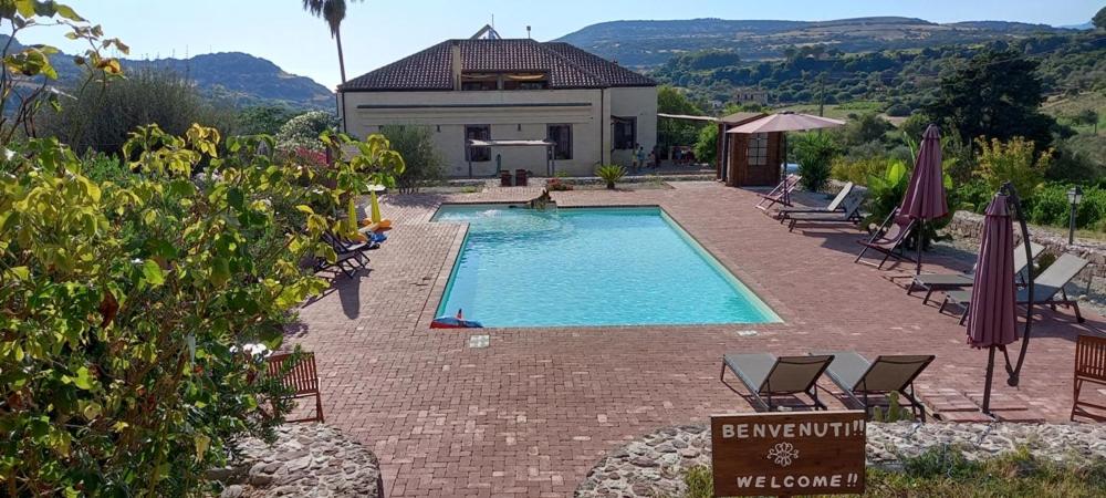博萨佩西赫特乡村之家旅馆的一个带椅子的游泳池以及一座房子