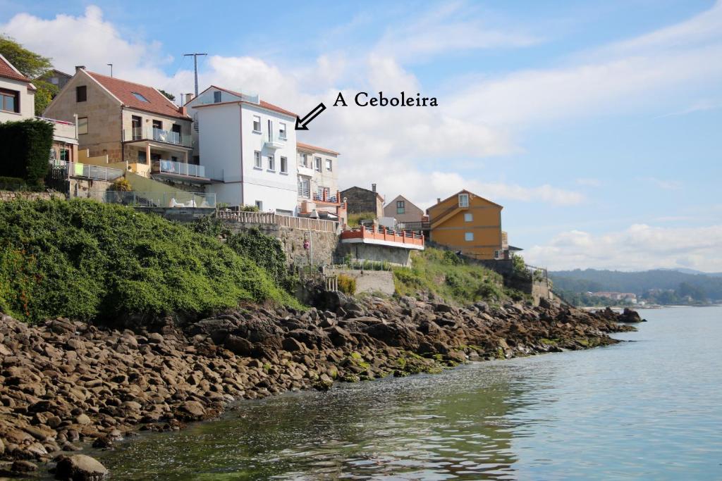拉科萨Casa sobre o mar A Ceboleira的水体边的城镇