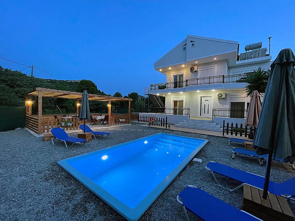 伊利索斯Filippos Green Villa的别墅前设有游泳池