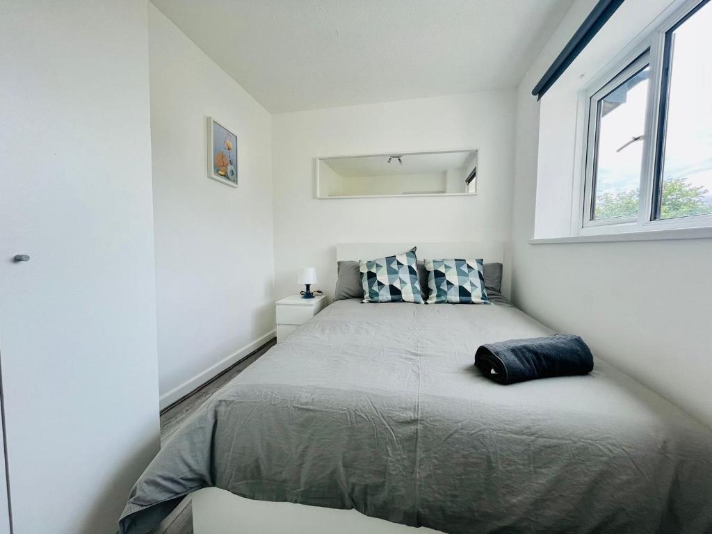 曼彻斯特BEA Allenby Walk的一间白色客房内配有一张大床的卧室
