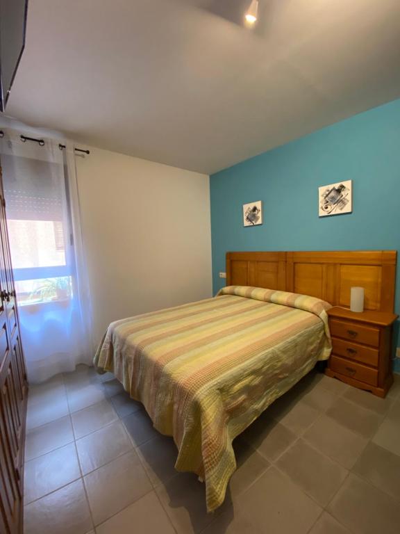 埃斯卡洛纳Hostal Casa Vispe的一间卧室配有一张床和一个梳妆台