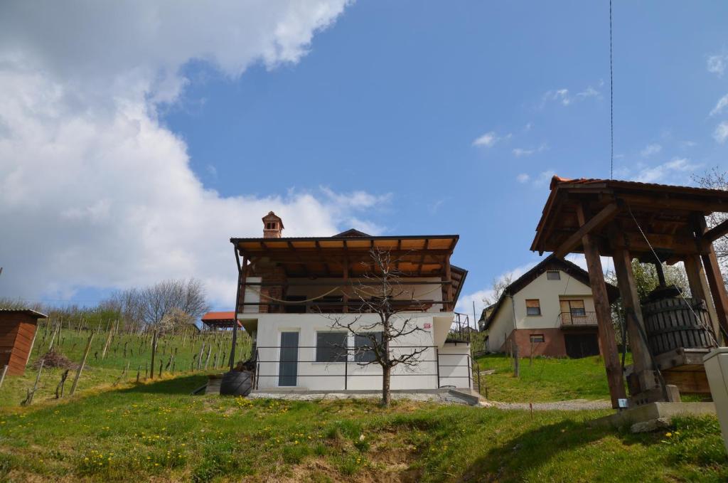 伦达瓦Pri stari preši的白色的小房子,设有木屋顶