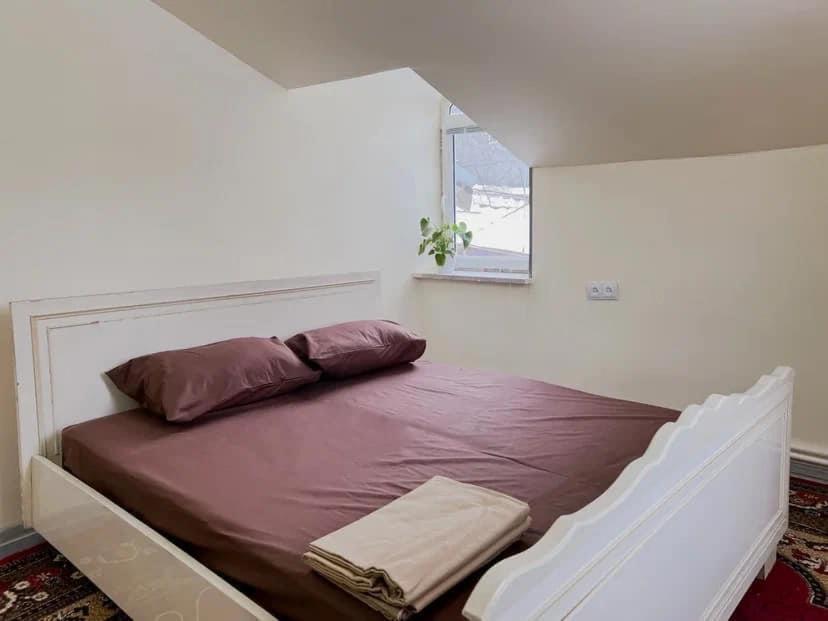 BjniSargsyans guest hause的一间卧室配有一张带紫色床单的床和窗户。
