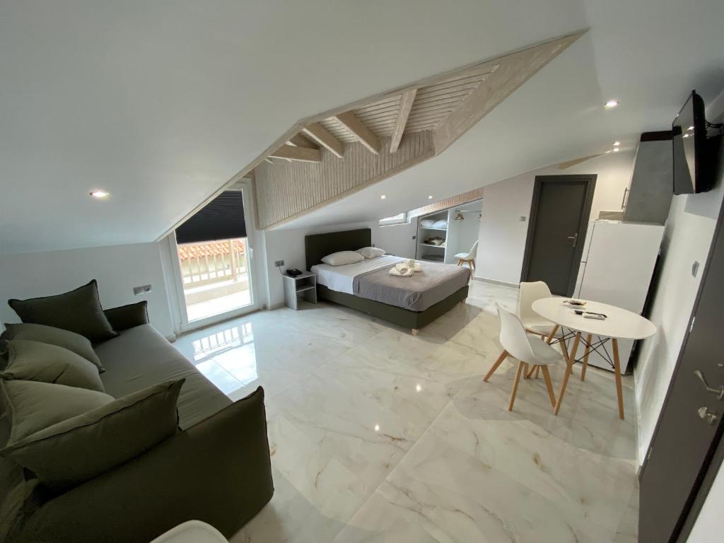 阿吉亚特拉萨阿尔米拉酒店的带沙发、床和桌子的客厅