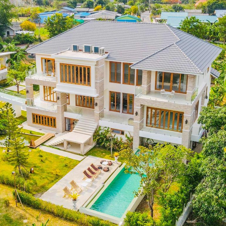 华欣Nichahome Luxury Villa的享有带游泳池的房屋的空中景致