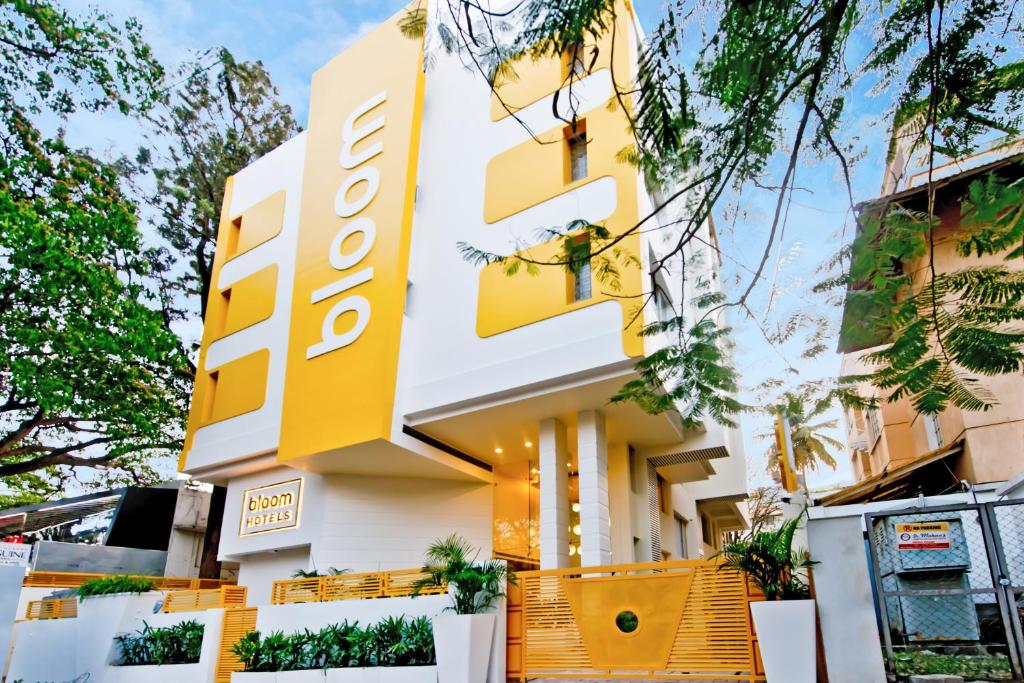 班加罗尔Bloom Hotel - Indiranagar的上面有黄色标志的建筑