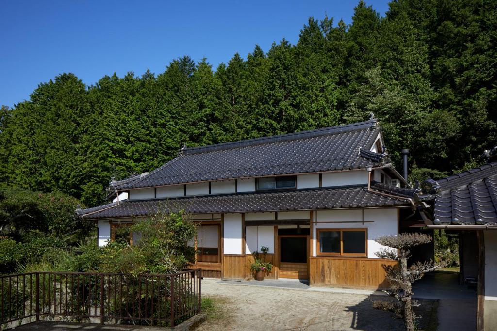 AkaiwaCasa KitsuneAna The Satoyama experience in a Japanese-style modernized 100-year-old farmhouse的黑白屋顶的房子