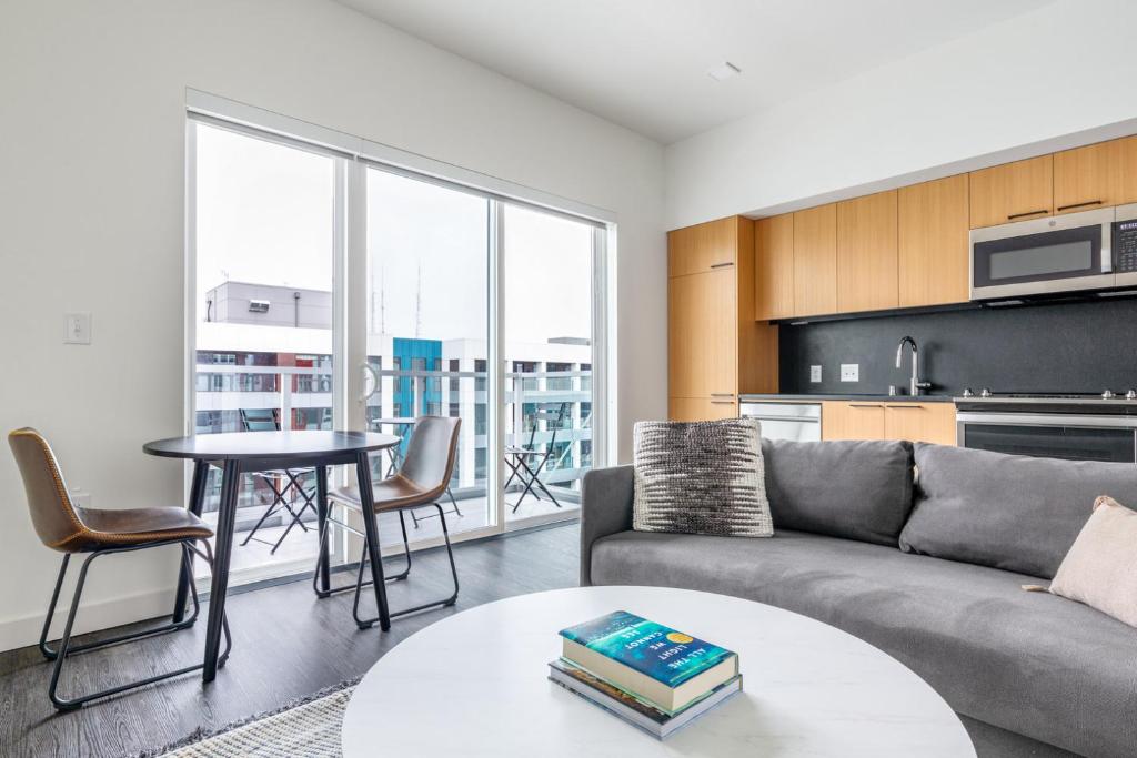 西雅图Capitol Hill 1BR w WD Rooftop Lounge nr park SEA-133的客厅配有沙发和桌子